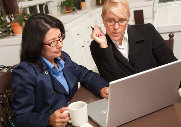 Mulheres de negócios trabalhando no laptop — Fotografia de Stock