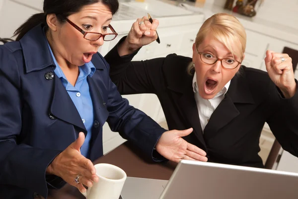 使用便携式计算机的两个妇女庆祝成功 — 图库照片