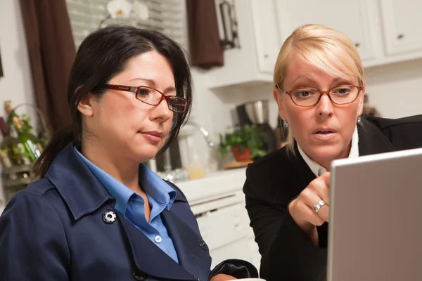 Mulheres de negócios que trabalham no Laptop Toge — Fotografia de Stock