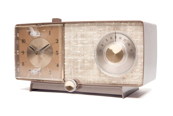Winobranie radio zegar stoi po lewej na białym tle — Zdjęcie stockowe