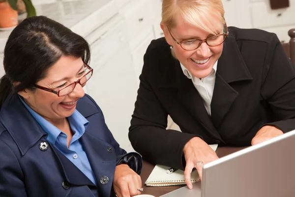 Vrouwelijke ondernemers werken op de laptop — Stockfoto