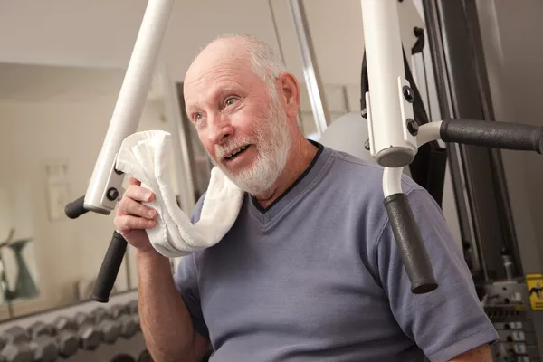 Uomo adulto anziano che si allena in palestra . — Foto Stock