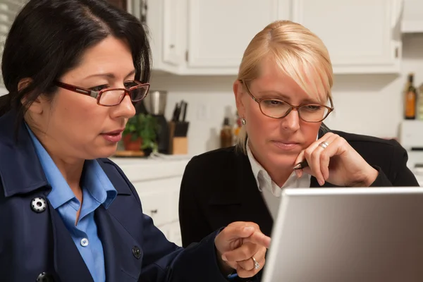 Vrouwelijke ondernemers werken op de laptop — Stockfoto