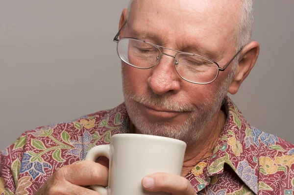 Hombre mayor disfruta de una taza de café — Foto de Stock