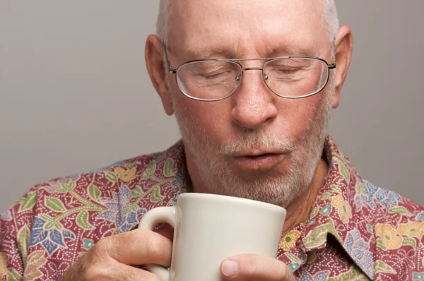 Senior Man Goza de uma xícara de café — Fotografia de Stock