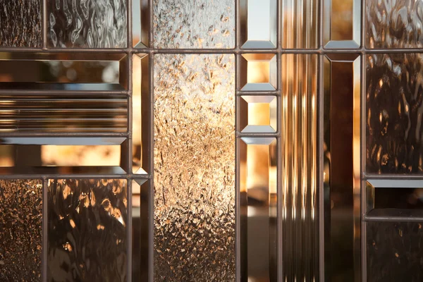 Belle fenêtre en verre biseauté avec reflet chaud — Photo