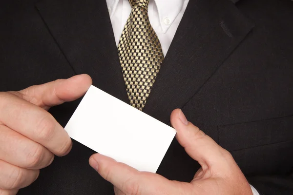 Empresario sosteniendo tarjeta de visita en blanco —  Fotos de Stock