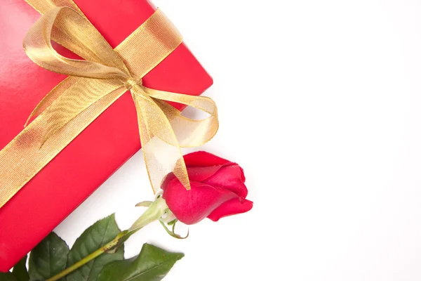 Geschenk mit Goldband und Rose isoliert auf Weiß — Stockfoto
