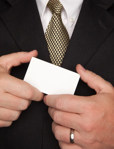 Empresário segurando cartão de visita em branco — Fotografia de Stock