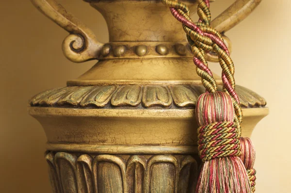 Lâmpada na mesa com Ornate pendurado Tassel — Fotografia de Stock
