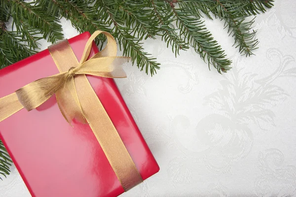 Weihnachten Hintergrund, Zweige, Geschenk — Stockfoto