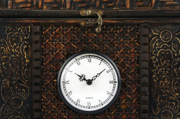근접 전면의 화려한 마차 시계 상자. — 스톡 사진