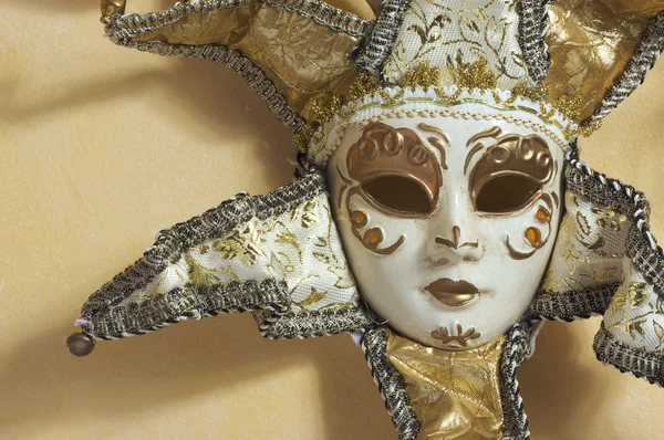 Prachtige Venetiaans masker op lichte gele muur — Stockfoto