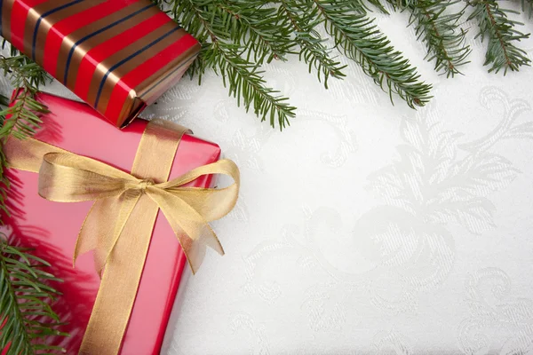 Vánoční pozadí, větve, dárky — Stock fotografie