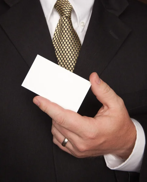 Empresario sosteniendo tarjeta de visita en blanco —  Fotos de Stock
