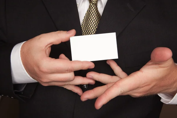 Empresario sosteniendo tarjeta de visita en blanco — Foto de Stock