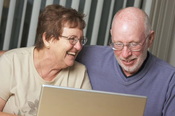 Senioren über die Arbeit am Laptop — Stockfoto