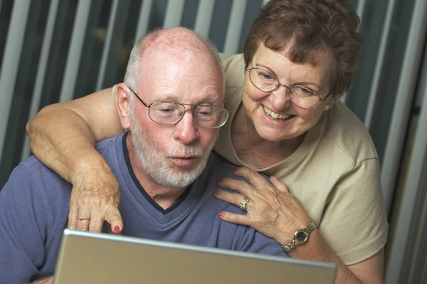 Adultos Sênior em Trabalhar em um Computador portátil — Fotografia de Stock