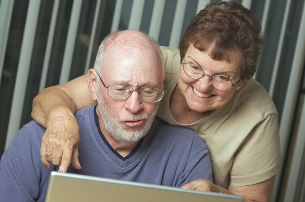 Adulti anziani sul lavoro su un computer portatile — Foto Stock