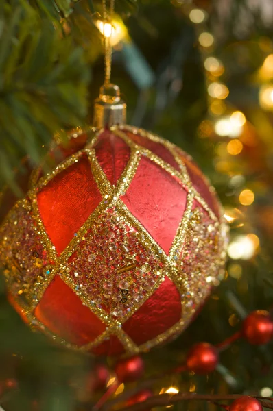 Περίτεχνα στολίδι που κρέμεται από το χριστουγεννιάτικο δέντρο — Φωτογραφία Αρχείου