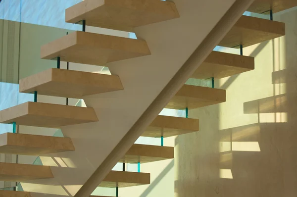 Величественные мраморные лестницы и стекло — стоковое фото