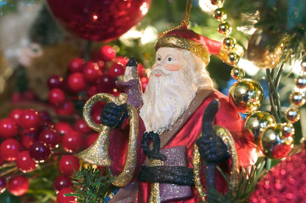 Santa prydnad hängde på julgranen — Stockfoto