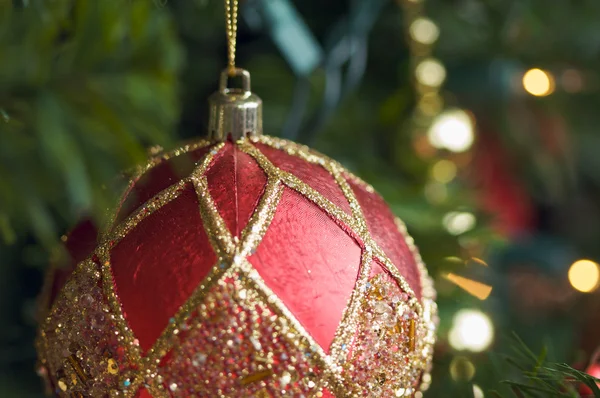 Ornament hängt am Weihnachtsbaum — Stockfoto