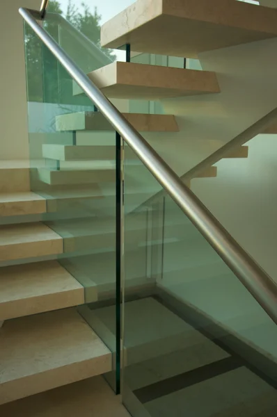 Majestatyczne schody marmuru i szkła — Zdjęcie stockowe