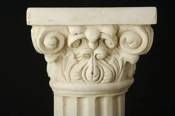Gamla replika kolumn pelaren på svart — Stockfoto
