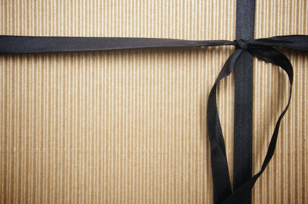 Caja de regalo de superficie corrugada y cinta —  Fotos de Stock