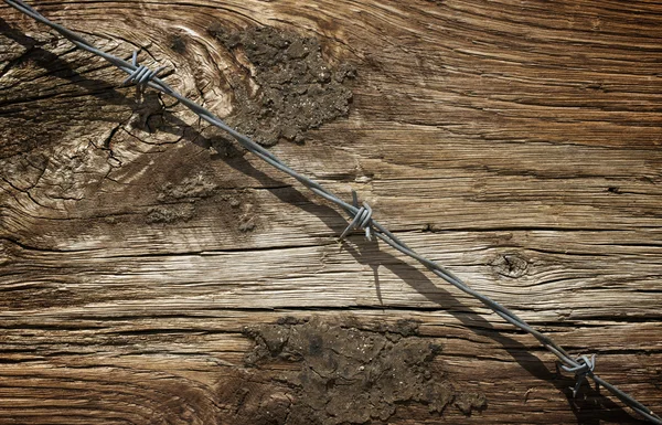 Старая текстура дерева и колючая проволока — стоковое фото