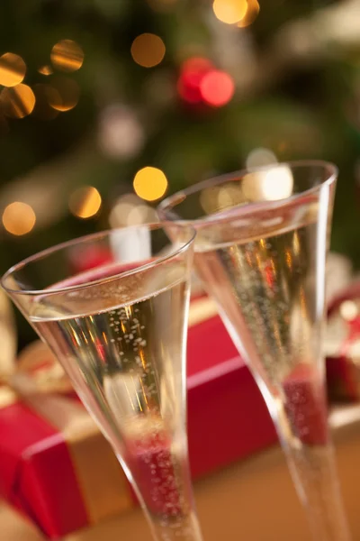 Flautas y luces de champán espumosas — Foto de Stock