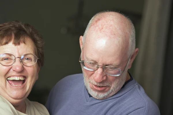 Feliz casal adulto sênior rindo — Fotografia de Stock