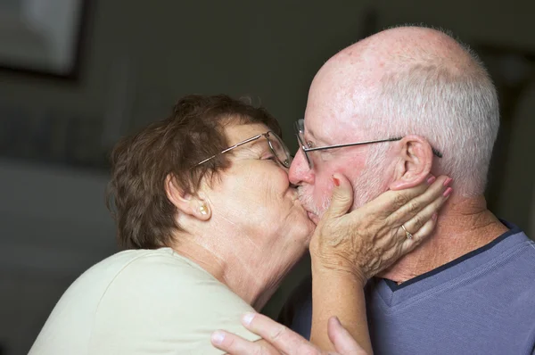 Gelukkige senior volwassen paar kussen — Stockfoto
