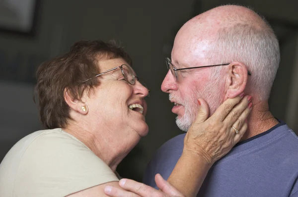 Glückliches erwachsenes Senioren-Paar, das sich gegenübersteht — Stockfoto