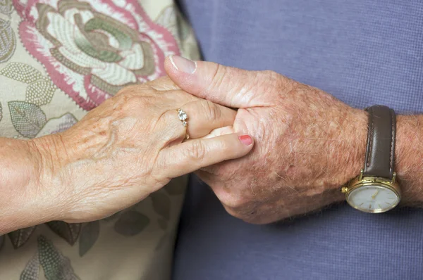 Senior vuxna par som håller hand — Stockfoto