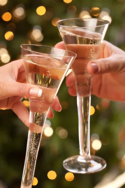 Man en vrouw roosteren champagne — Stockfoto