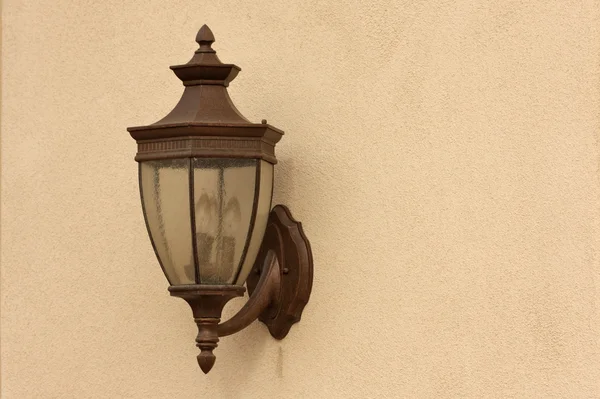 Лампа на лепной стене — стоковое фото