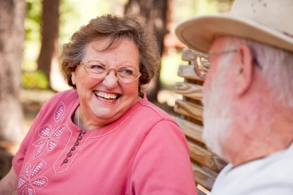 Liebendes Seniorenpaar im Freien — Stockfoto