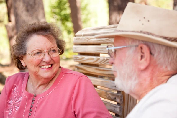 Liebendes Seniorenpaar genießt die Natur — Stockfoto