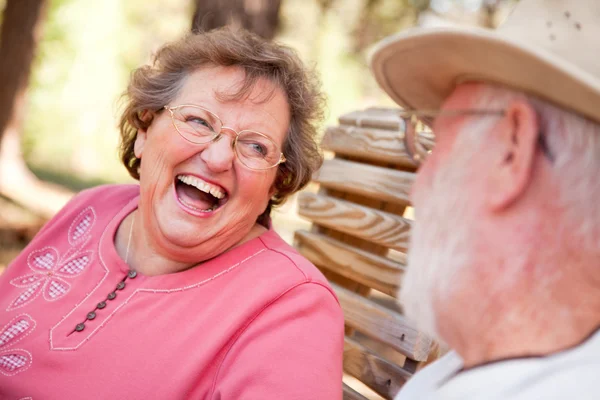 Milující starší pár venku — Stock fotografie