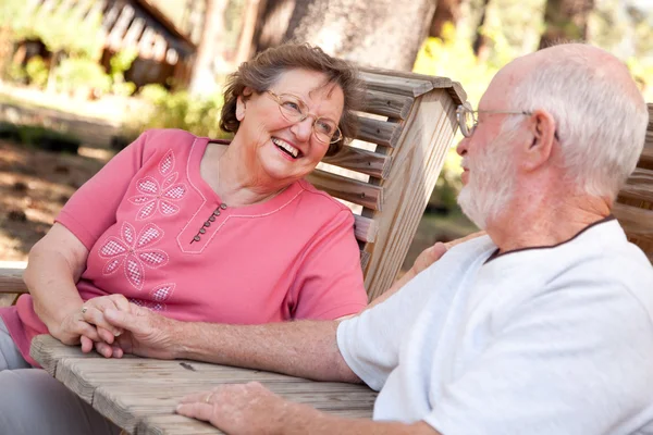 Aimer couple de personnes âgées en plein air — Photo