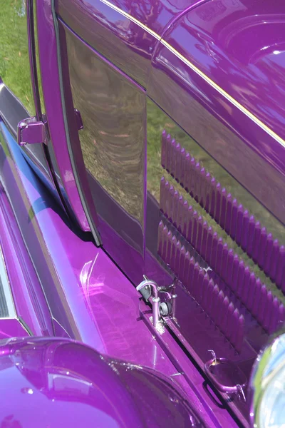 紫色のビンテージ車 — ストック写真