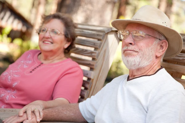 Szerető idősebb pár a szabadban — Stock Fotó