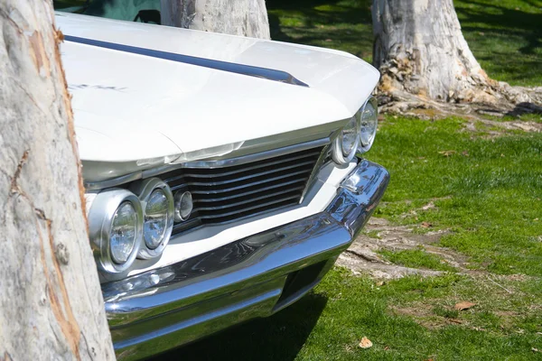 Fehér vintage autó — Stock Fotó