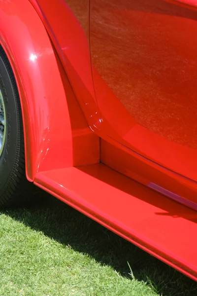 Красный винтажный автомобиль — стоковое фото