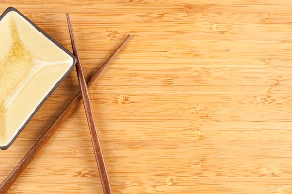 Квашеная капуста, чаша и бамбук — стоковое фото