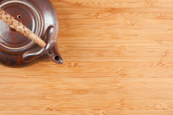Чайник и бамбуковые текстурированные поверхности Фон W — стоковое фото