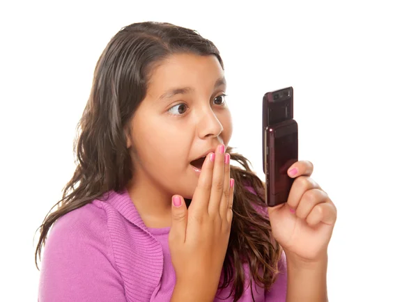Scioccato ispanico ragazza su cellulare — Foto Stock