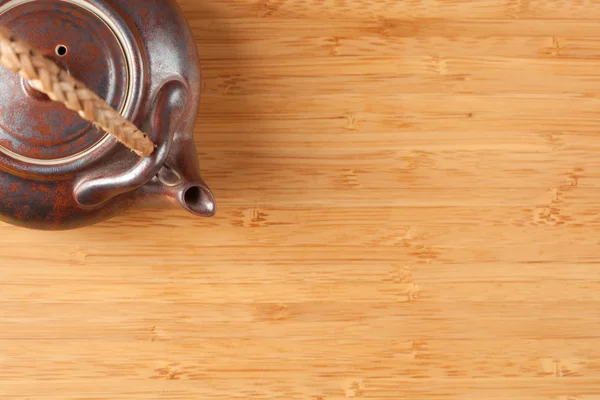 Фон поверхности чайника и бамбука — стоковое фото